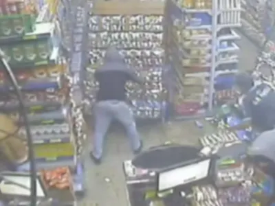 Vídeo: 20 criminosos fazem arrastão e depredam supermercado em SP