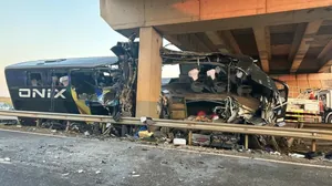Acidente de ônibus deixa ao menos 10 mortos em Itapetininga (SP)