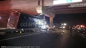 Acidente de ônibus deixa ao menos 10 mortos em Itapetininga (SP)