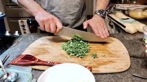 Corte chiffonade: chef ensina a picar a couve-manteiga bem fininha na faca