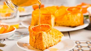 Faça bolo de laranja invertido com cobertura caramelizada e massa fofinha