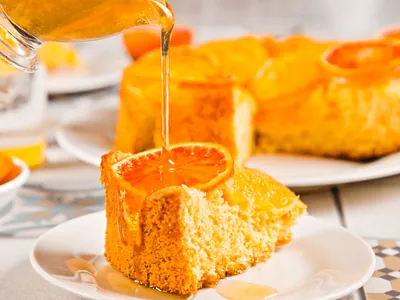 Faça bolo de laranja invertido com cobertura caramelizada e massa fofinha