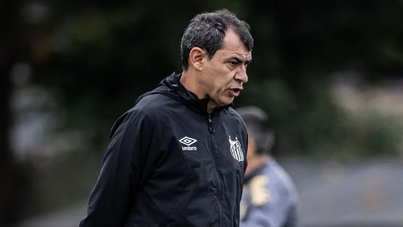 Carille despista sobre saída para o Corinthians e diz estar focado no Santos