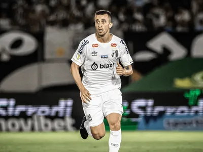 Corinthians prepara oferta para contratar João Schmidt, do Santos