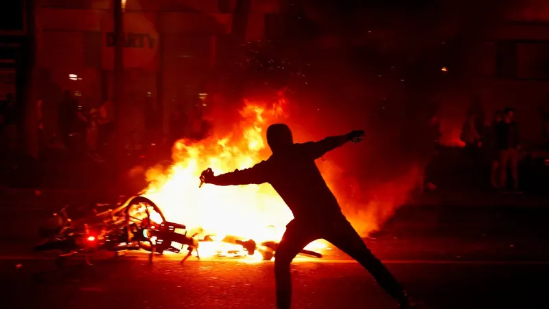 França tem protestos após vitória da esquerda em eleições