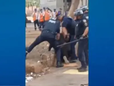 Prefeitura de SP afasta agentes da GCM flagrados agredindo morador de rua