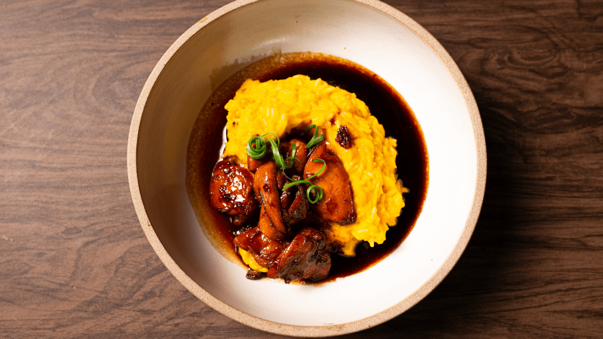 Arroz cremoso de cenoura e laranja com frango caramelizado | Band Receitas