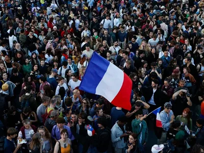 Entenda como a esquerda deu reviravolta ao derrotar a extrema-direita na França