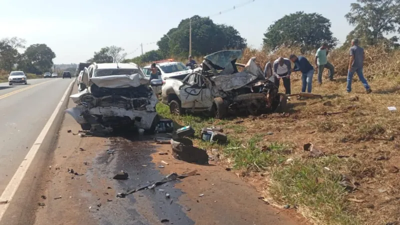 Batida entre caminhonete e picape deixa dois mortos e cinco feridos