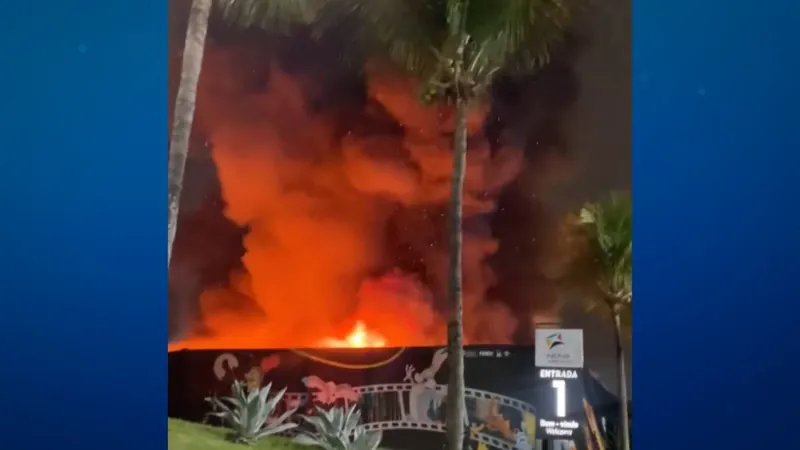 Incêndio atinge exposição da Warner no Shopping Nova América