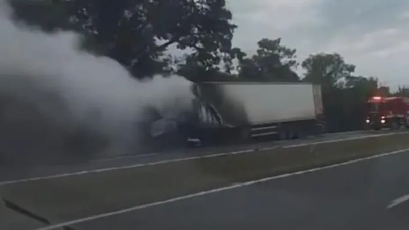 Carreta atropela motociclista e pega fogo em rodovia de Pederneiras