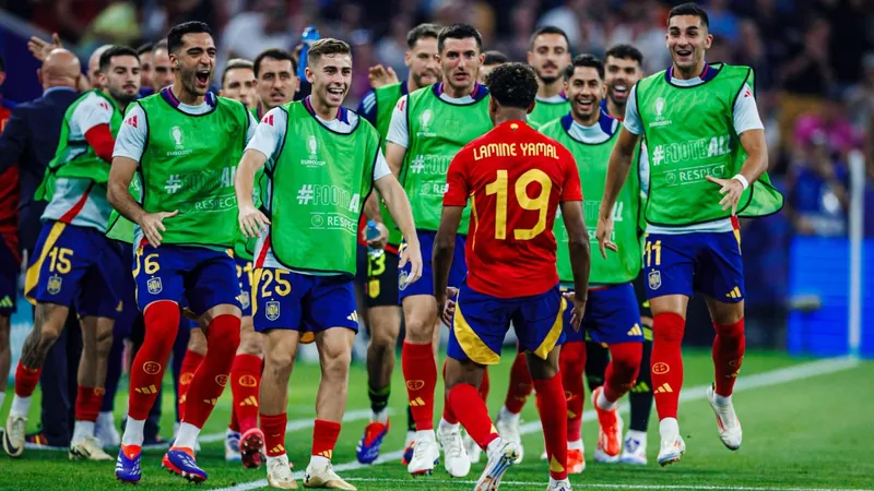 Espanha vence a França e chega à final da Eurocopa após 12 anos