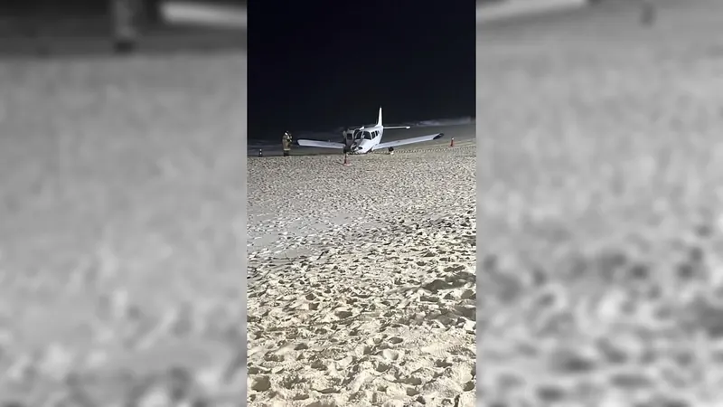 Avião de pequeno porte faz pouso de emergência em praia de Maricá