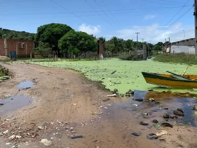 Comunidade na Zona Norte de Natal sofre com alagamentos há quase um mês