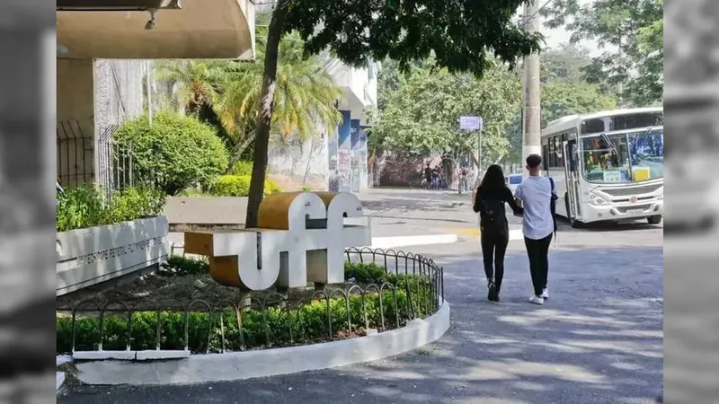 Professor fica preso dentro de elevador da UFF, em Niterói