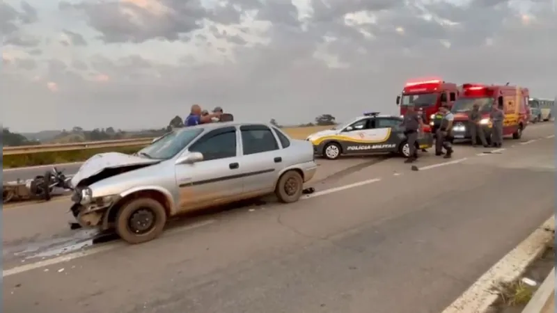 Uma pessoa fica gravemente ferida em acidente com moto e dois carros