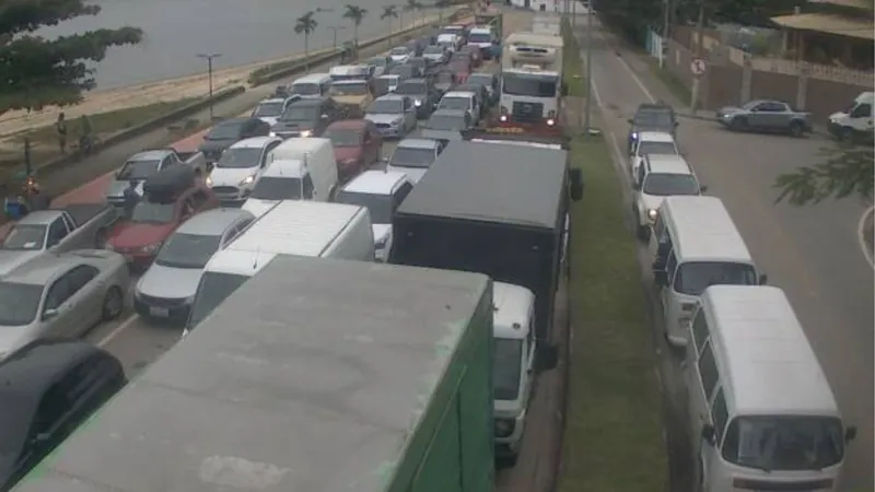 Travessia de balsas no Litoral Norte registra intensa fila de espera