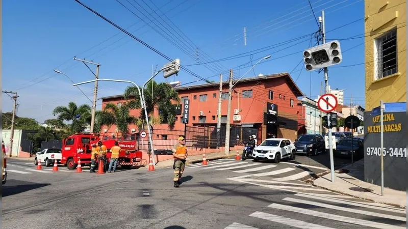 Caminhão enrosca em fiação e danifica semáforos no Centro de Limeira