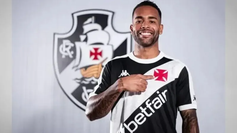 Vasco anuncia retorno do atacante Alex Teixeira nesta segunda-feira