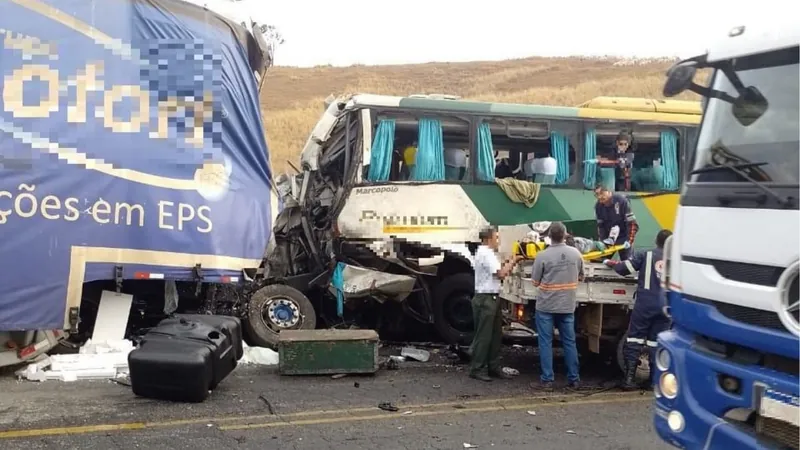 Duas pessoas morrem em um acidente entre uma carreta e um ônibus na BR-116