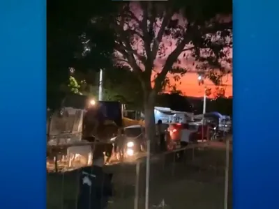 Vídeo: homem é preso após arrastar carros com retroescavadeira no Ceará