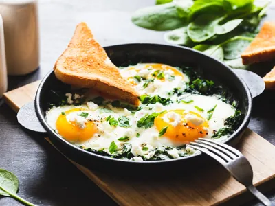 Ovos com espinafre é prato leve, nutritivo e prático, do café da manhã ao almoço