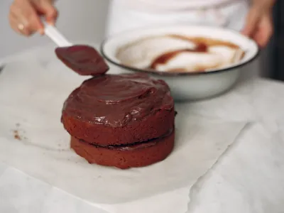Bolo fondue tem massa fofinha e "piscina" de chocolate; aprenda receita fácil
