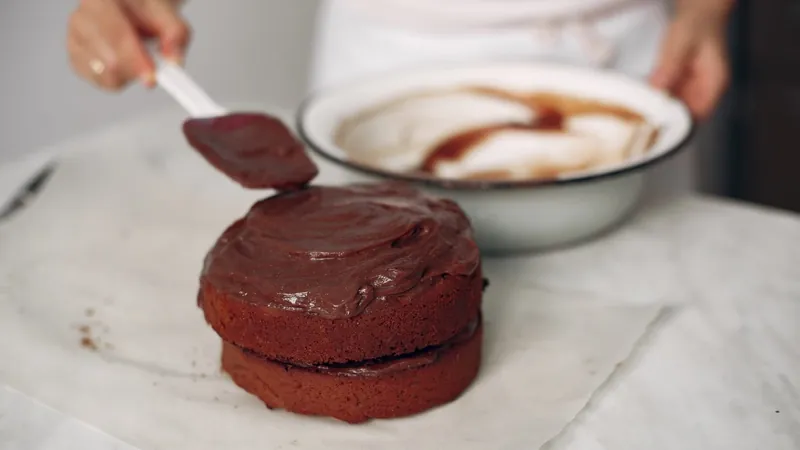 Bolo fondue tem massa fofinha e "piscina" de chocolate; aprenda receita fácil