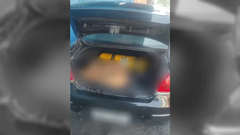 Corpo é encontrado na mala de um carro em frente à delegacia do bairro da Penha