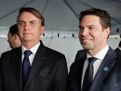 Documentos mostram orientação de Ramagem para Bolsonaro mentir sobre urnas