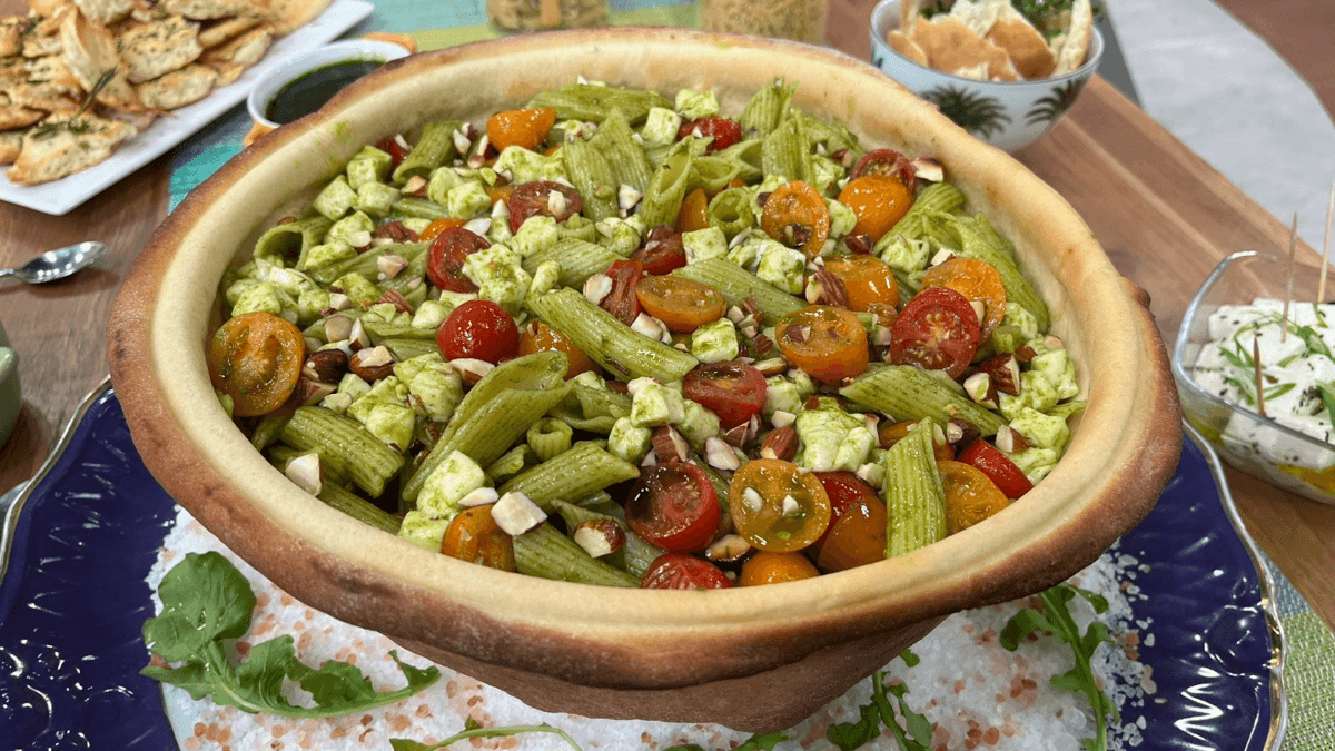 Penne ao pesto com tomate, queijo branco, amêndoas e mel | Band Receitas