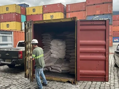 Polícia encontra meia tonelada de cocaína em contêiner de açúcar em SP