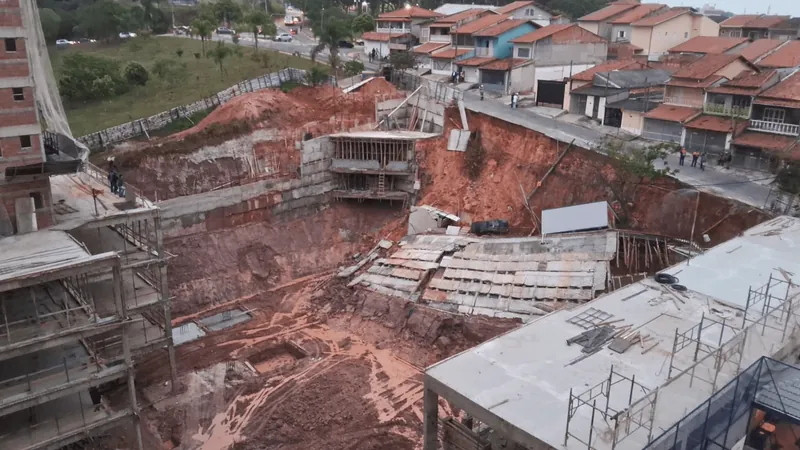 Muro de um prédio em construção desaba em São José dos Campos