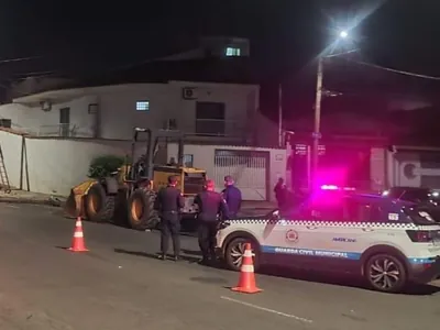 Trator desgovernado derruba poste e atinge carro estacionado em Americana; vídeo