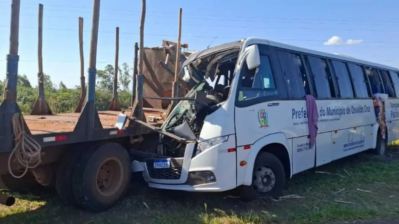 Ônibus bate em caminhão e seis pessoas ficam feridas em Tupã