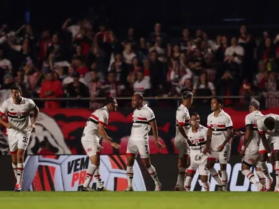 São Paulo vence o Grêmio e entra no G-4 em jogo marcado por lesão de Alisson