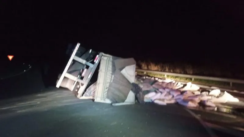 Caminhão carregado com farinha de trigo tomba em Estrela do Norte