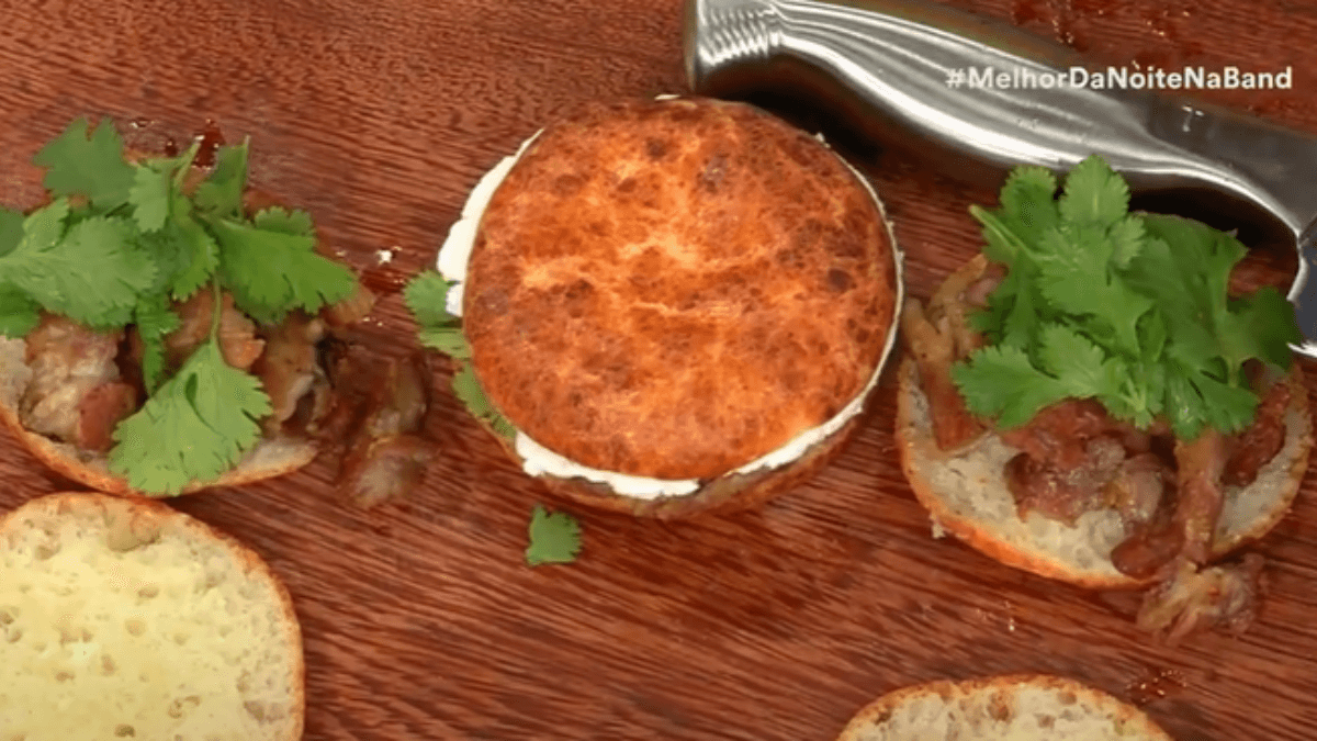 Pão de queijo recheado com costelinha assada | Band Receitas