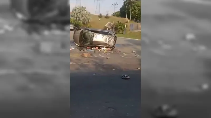 Criminoso capota o carro e assalta motociclista em frente à cabine da PM