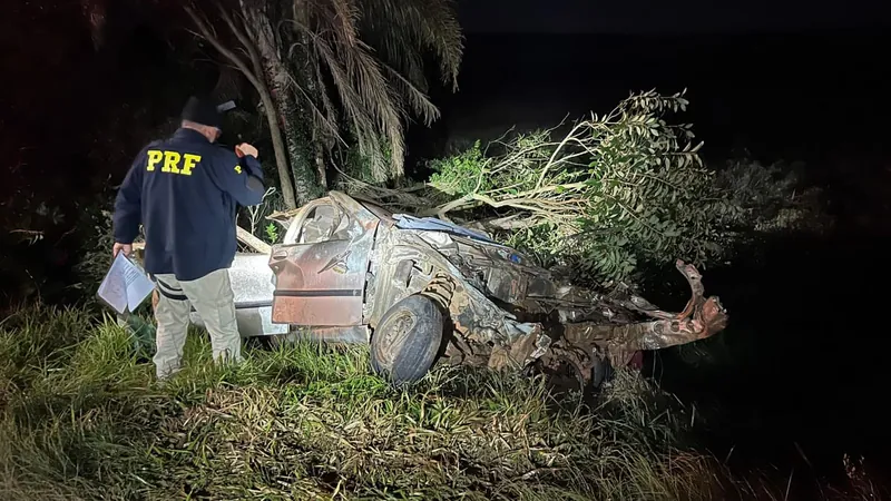 Seis pessoas morreram em um acidente envolvendo três veículos no RS