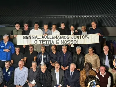 Em festa do tetra, campeões levam faixa em homenagem a Senna da final da Copa 94