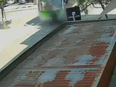 Assaltante é atropelado por ônibus após roubar celular de idoso na Lapa, em SP