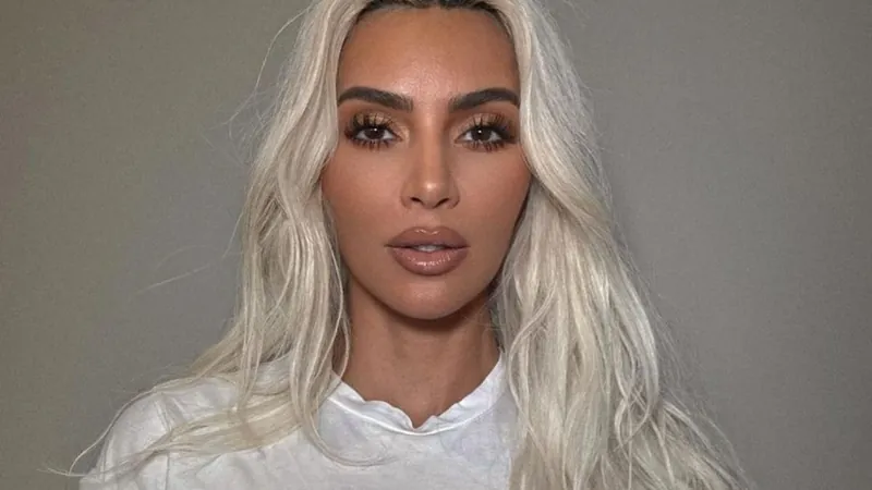 Kim Kardashian revela doença autoimune de filho com Kanye: "Passei para ele"