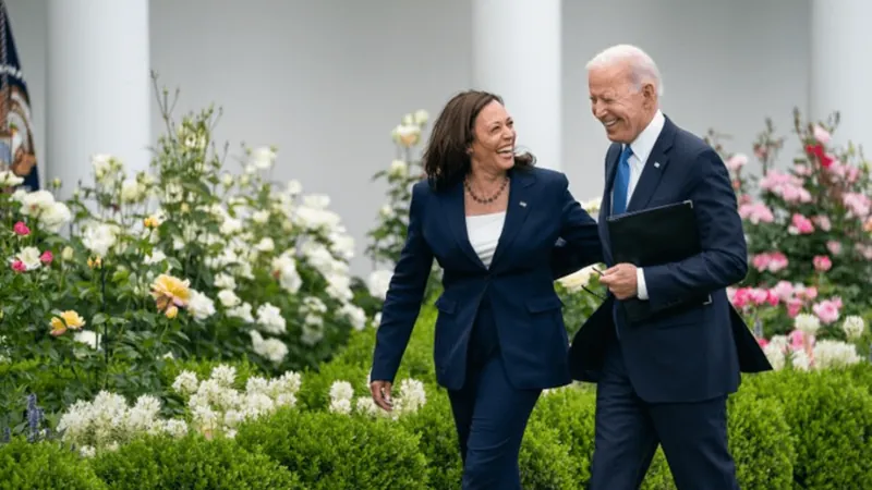 Após desistir, Biden declara apoio a Kamala Harris como candidata à presidência