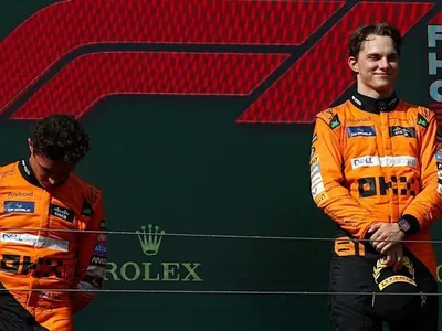 Oscar Piastri vence pela primeira vez e McLaren faz dobradinha polêmica