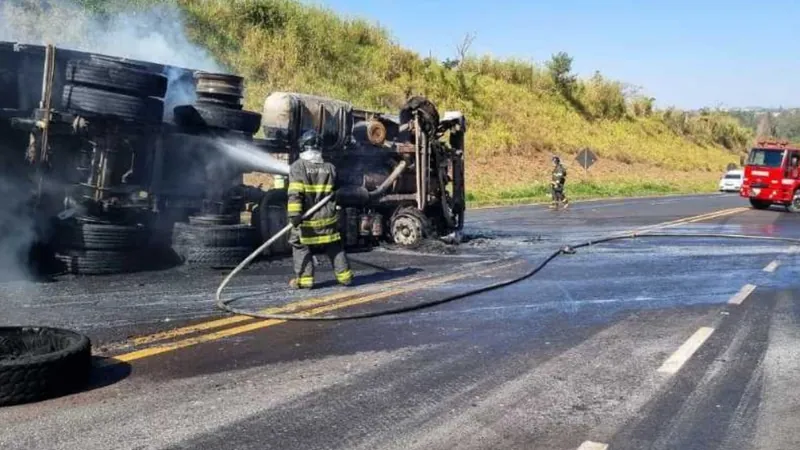 Carreta tomba e motorista morre carbonizado em Ourinhos