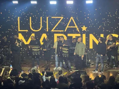 Luiza Martins recebe disco de ouro em durante show especial no Villa Country