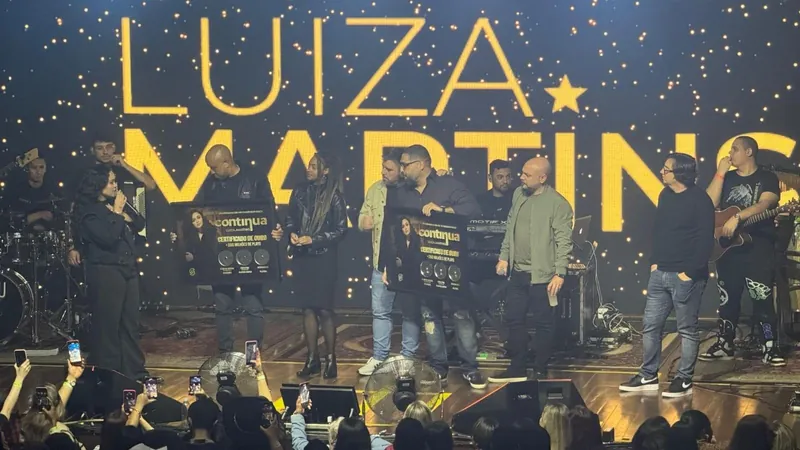 Luiza Martins recebe disco de ouro em durante show especial no Villa Country