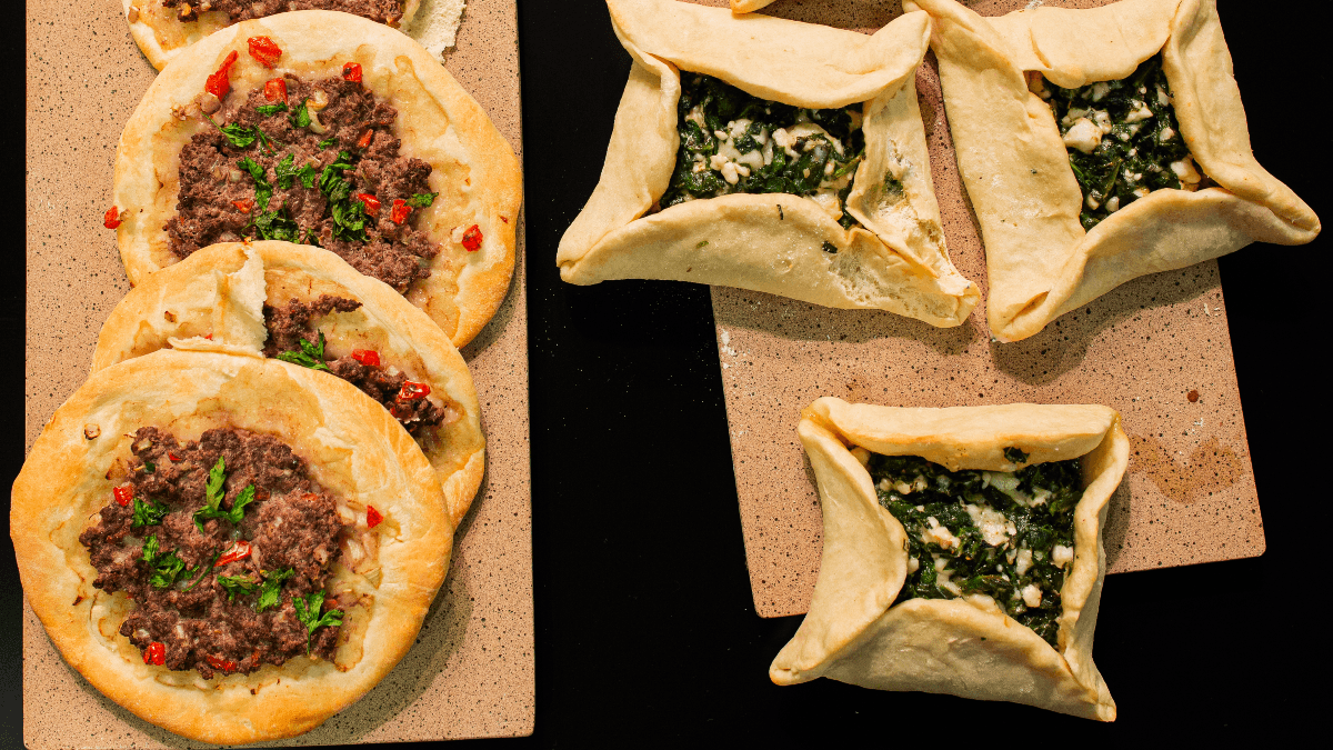 Esfiha aberta de carne e esfiha fechada de espinafre e queijo feta | Band Receitas