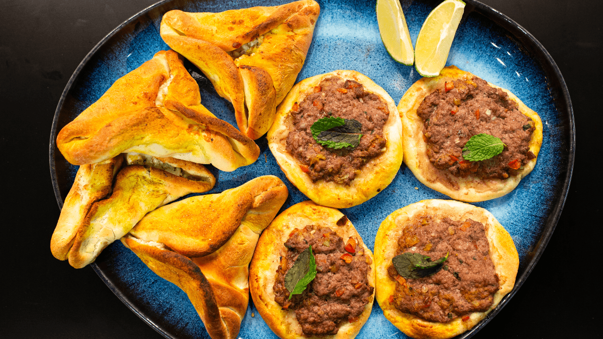 Esfirra aberta de carne e esfirra fechada de queijo e zaatar | Band Receitas